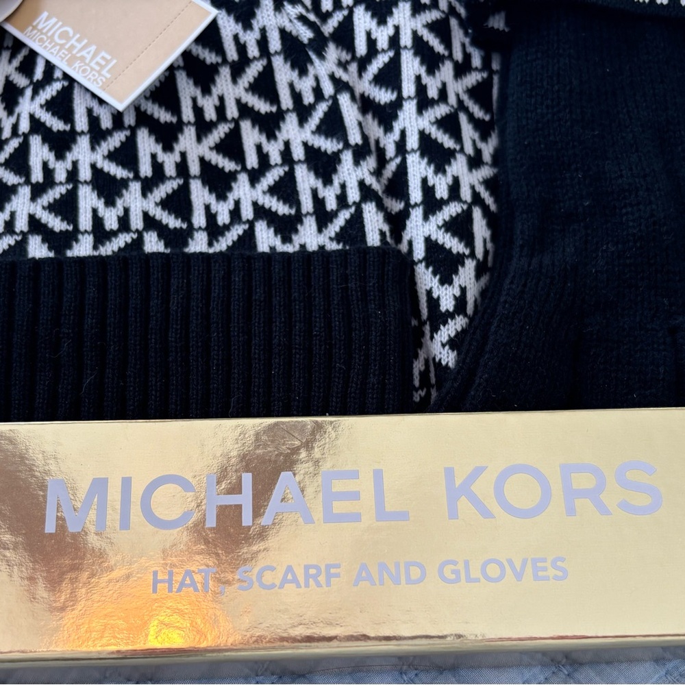 NWT Michael Kors Monochrome gloves, scarf and hat Knit Set - Picture 4 of 6